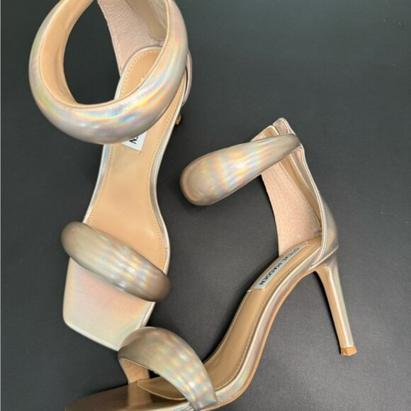 Steve Madden Gold Heels Sleek Design Elegant - Picture 9 of 10
